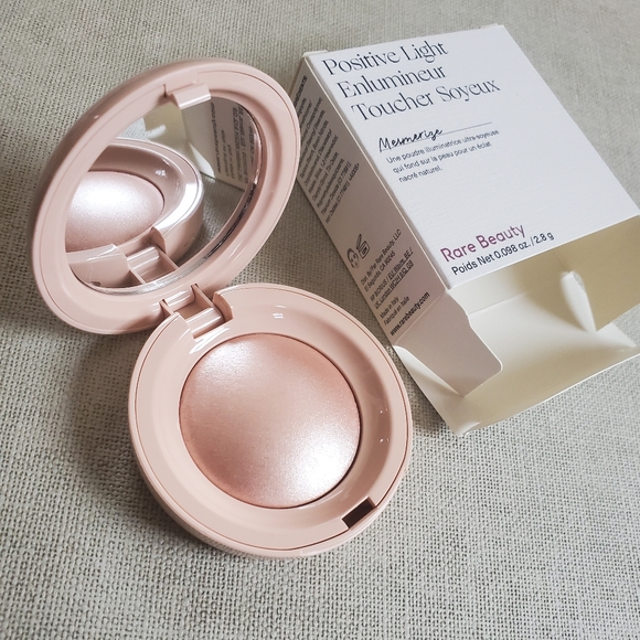 Rare Beauty Positive Light Silky Touch Highlighter Mesmerize - Picture 1 of 4